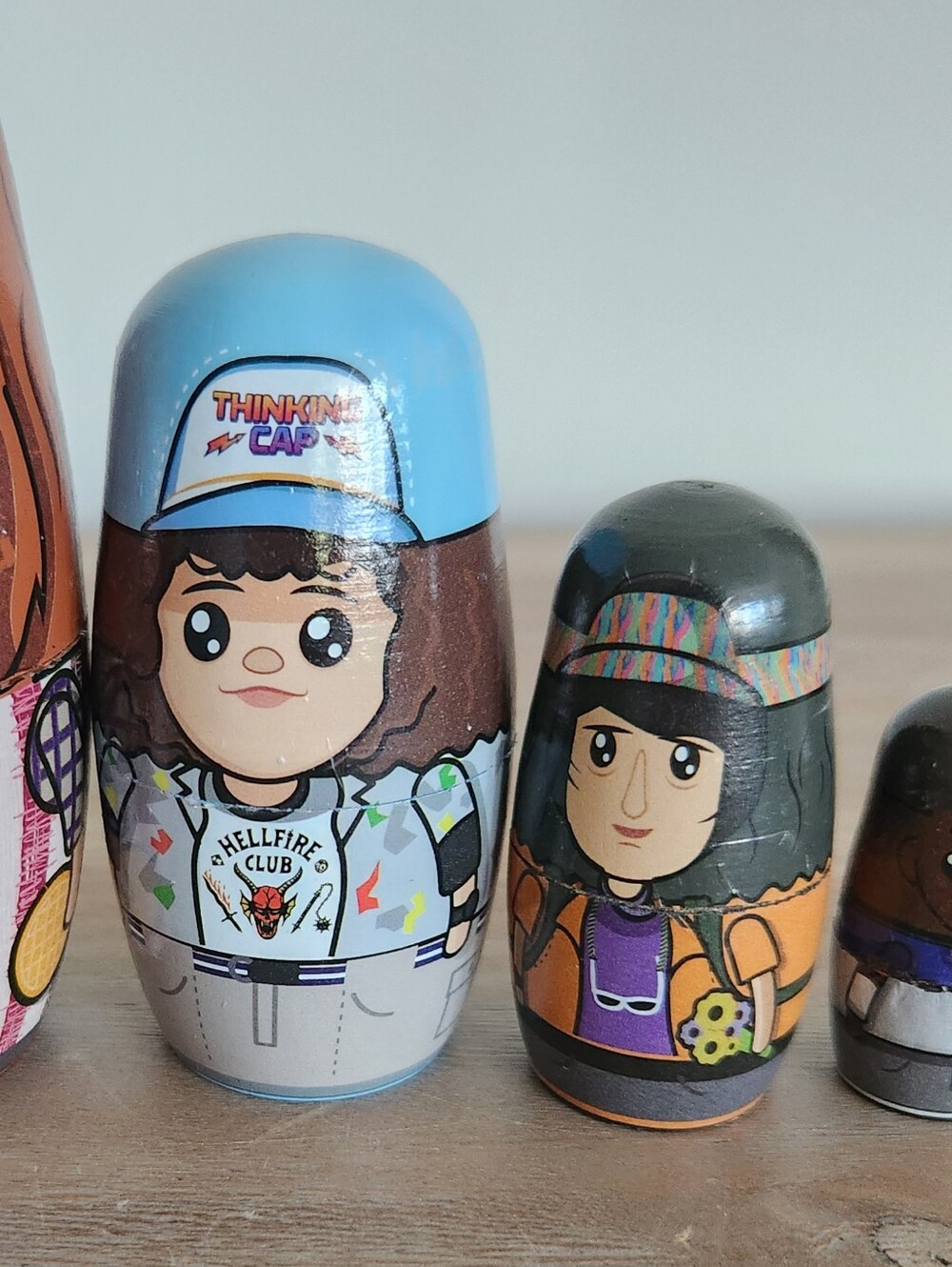📺 Stranger Things Wooden Nesting Dolls Set | Hawkins Crew Collectible Netflix - Picture 4 of 11